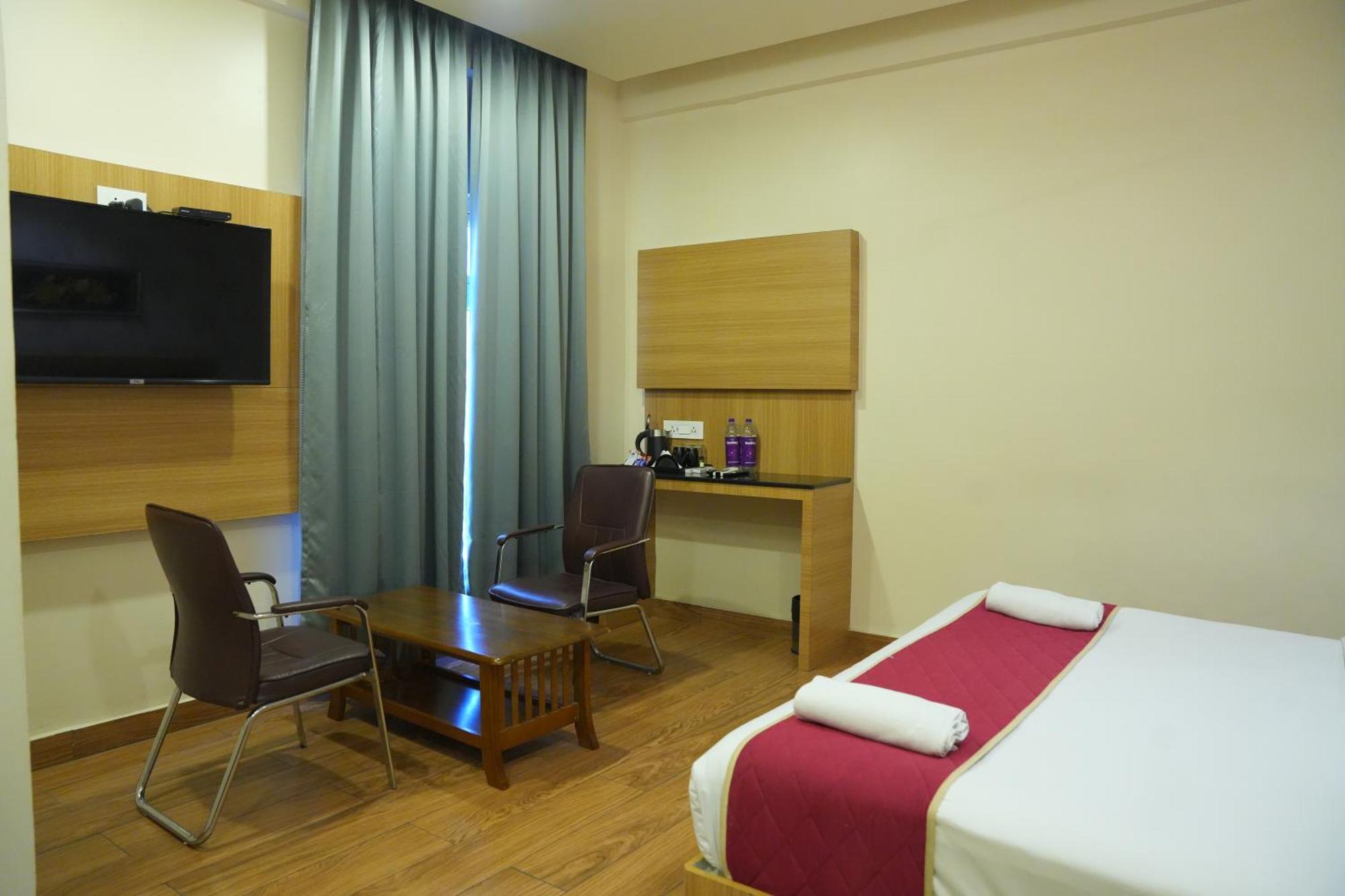 Kvp Golden Inn 蒂鲁帕蒂 外观 照片