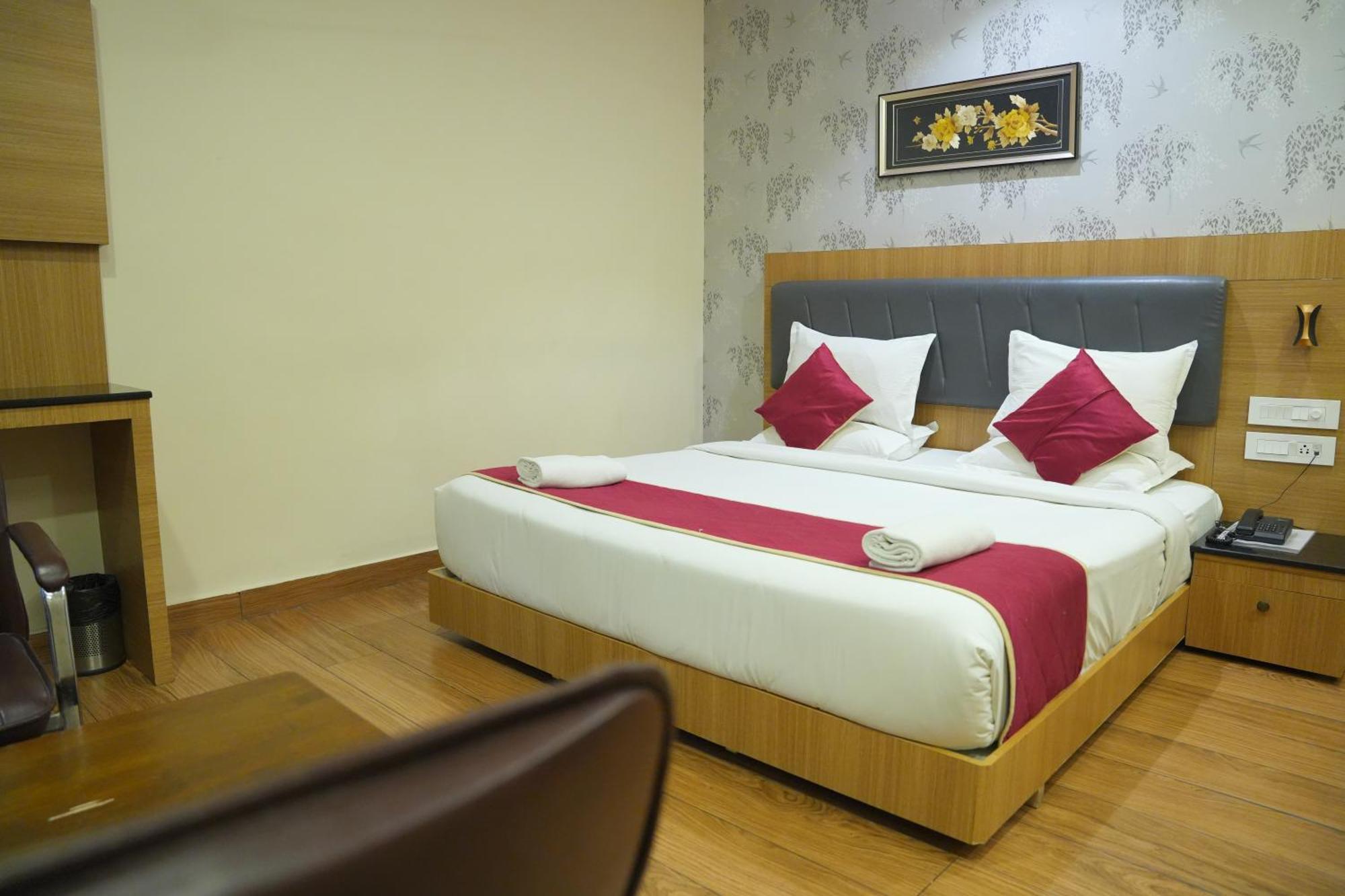 Kvp Golden Inn 蒂鲁帕蒂 外观 照片