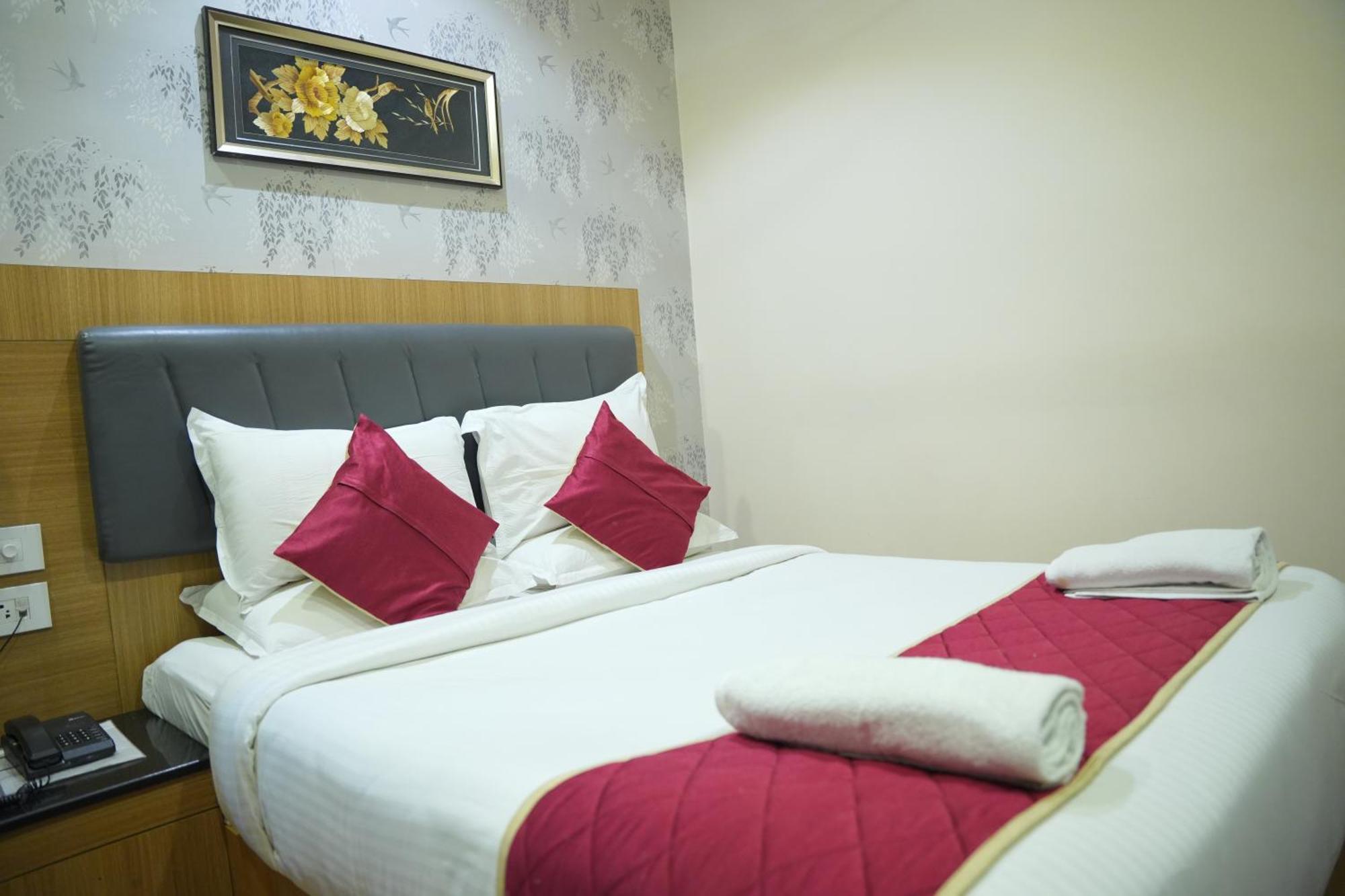 Kvp Golden Inn 蒂鲁帕蒂 外观 照片